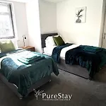 Beautiful Bradford Home Sleeps 10 With Parking By Purestay Short Stays