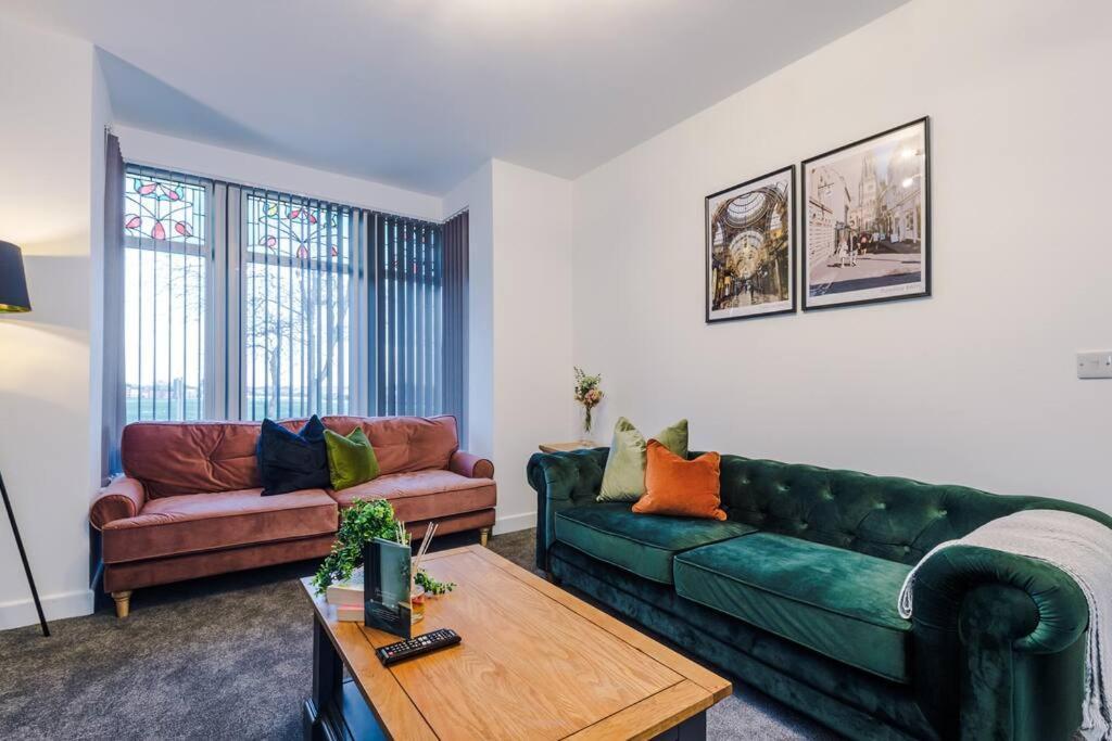Beautiful Bradford Sleeps 10 With Parking By Purestay Short Holiday home Bradford (West Yorkshire)