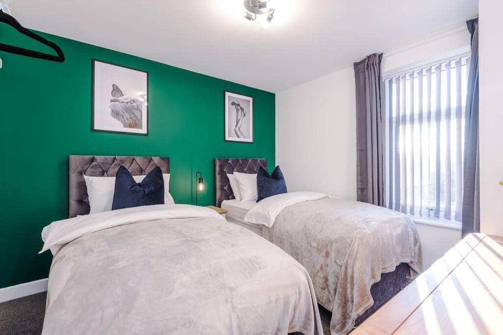 Beautiful Bradford Sleeps 10 With Parking By Purestay Short Holiday home