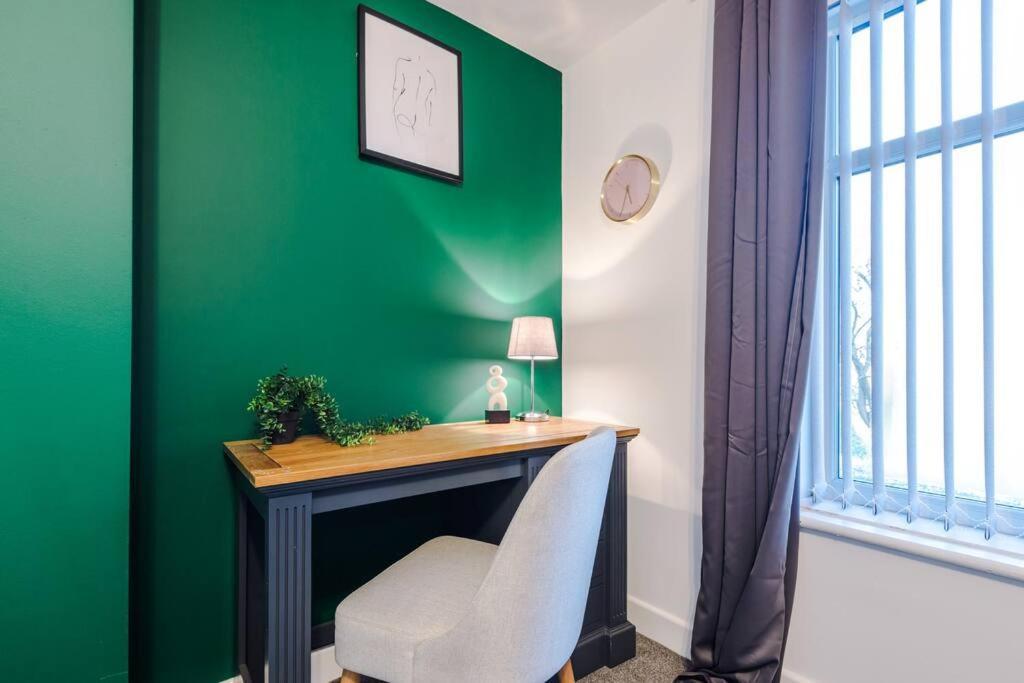 Holiday home Beautiful Bradford Sleeps 10 With Parking By Purestay Short *