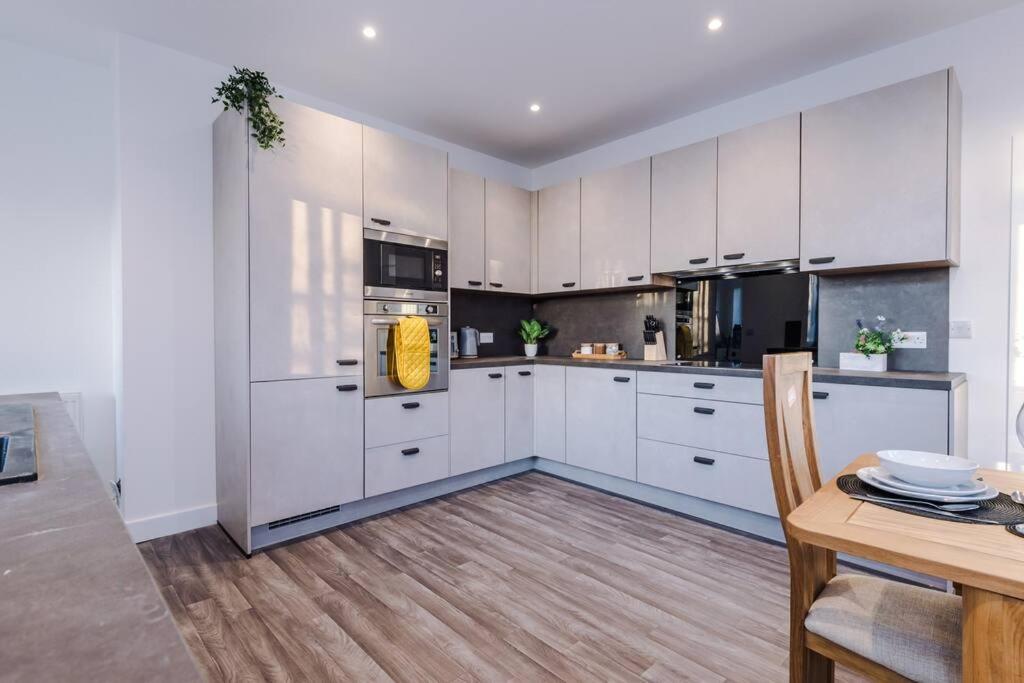 Beautiful Bradford Sleeps 10 With Parking By Purestay Short * Bradford (West Yorkshire)