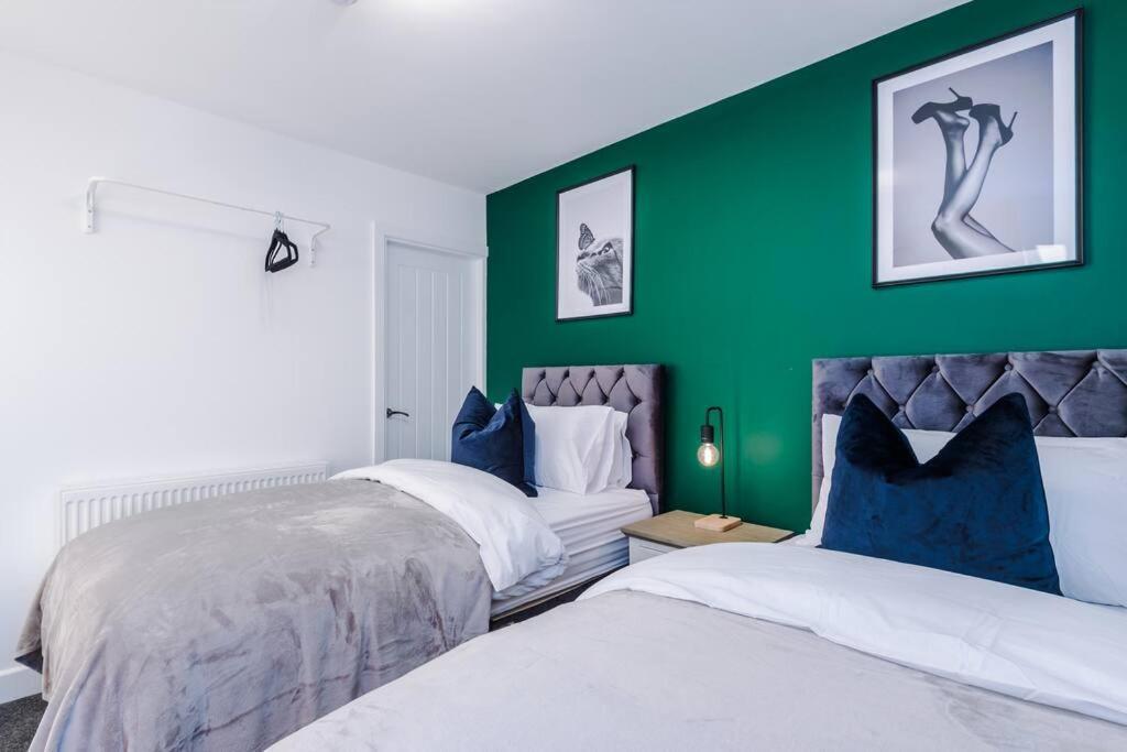 Holiday home Beautiful Bradford Sleeps 10 With Parking By Purestay Short