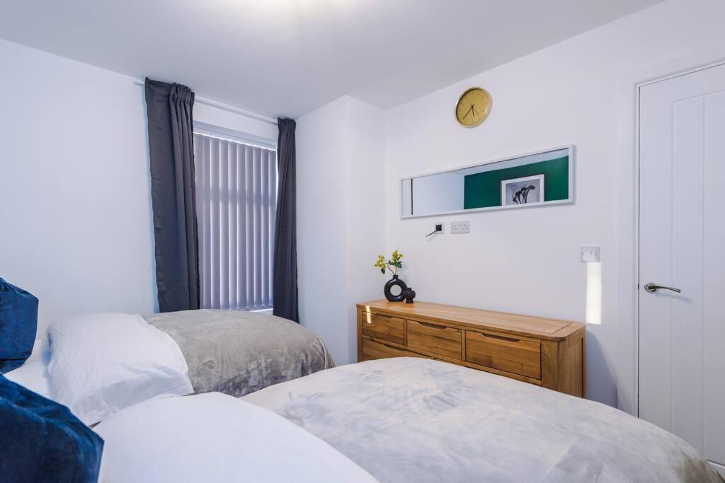 Holiday home Beautiful Bradford Sleeps 10 With Parking By Purestay Short