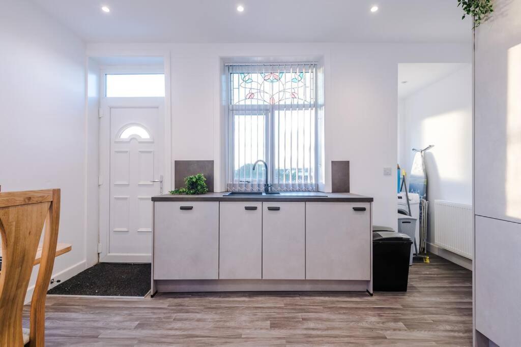 Holiday home Beautiful Bradford Sleeps 10 With Parking By Purestay Short