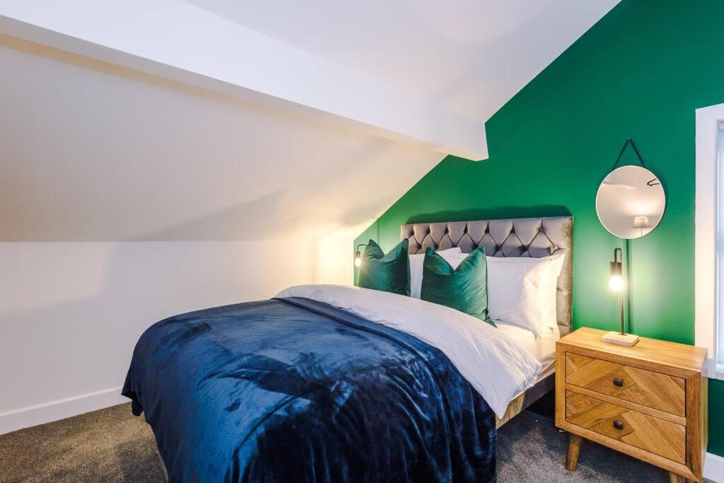Beautiful Bradford Sleeps 10 With Parking By Purestay Short Holiday home Bradford (West Yorkshire)