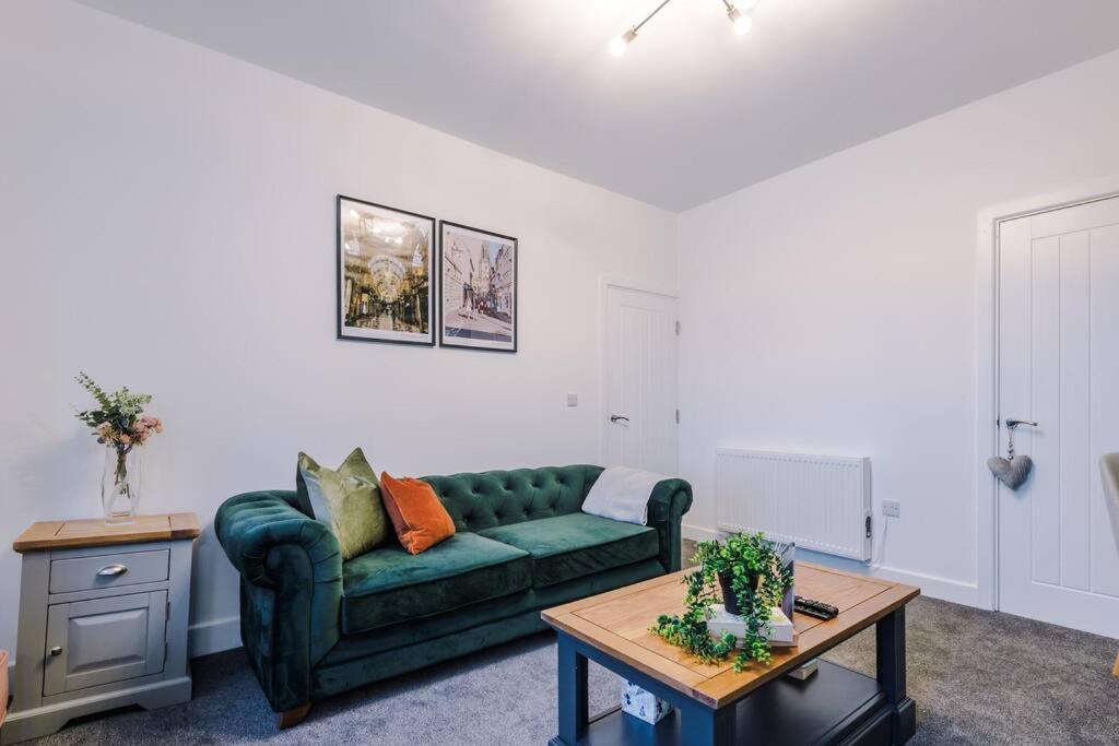 Beautiful Bradford Sleeps 10 With Parking By Purestay Short Holiday home *