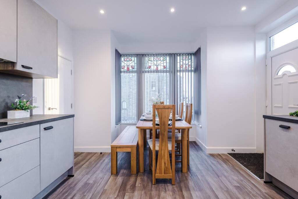 Holiday home Beautiful Bradford Sleeps 10 With Parking By Purestay Short