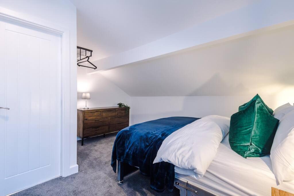Holiday home Beautiful Bradford Sleeps 10 With Parking By Purestay Short *