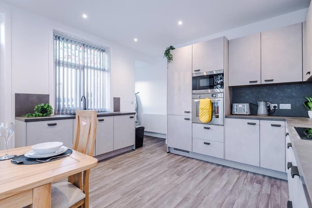 Beautiful Bradford Sleeps 10 With Parking By Purestay Short * Bradford (West Yorkshire)
