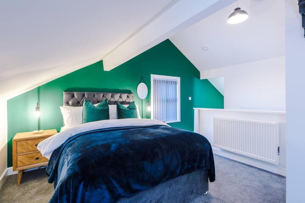 Holiday home Beautiful Bradford Sleeps 10 With Parking By Purestay Short *