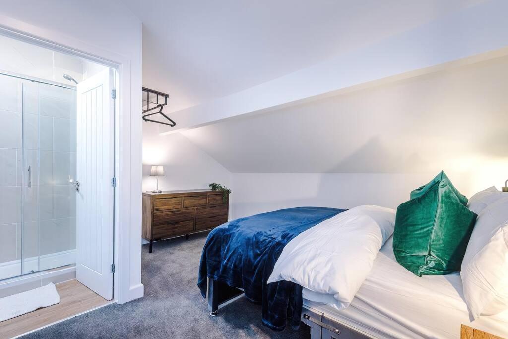 Beautiful Bradford Sleeps 10 With Parking By Purestay Short Holiday home