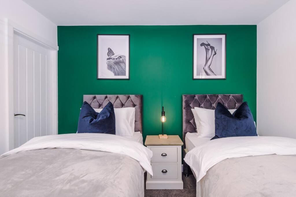 Beautiful Bradford Sleeps 10 With Parking By Purestay Short *