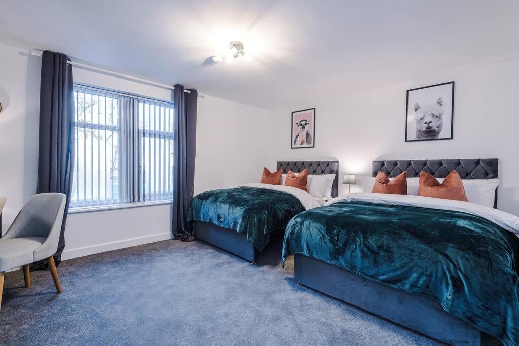 Beautiful Bradford Sleeps 10 With Parking By Purestay Short Holiday home *