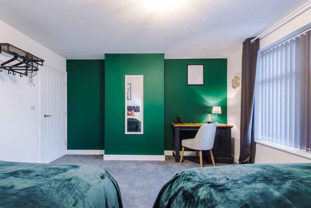 Holiday home Beautiful Bradford Sleeps 10 With Parking By Purestay Short *