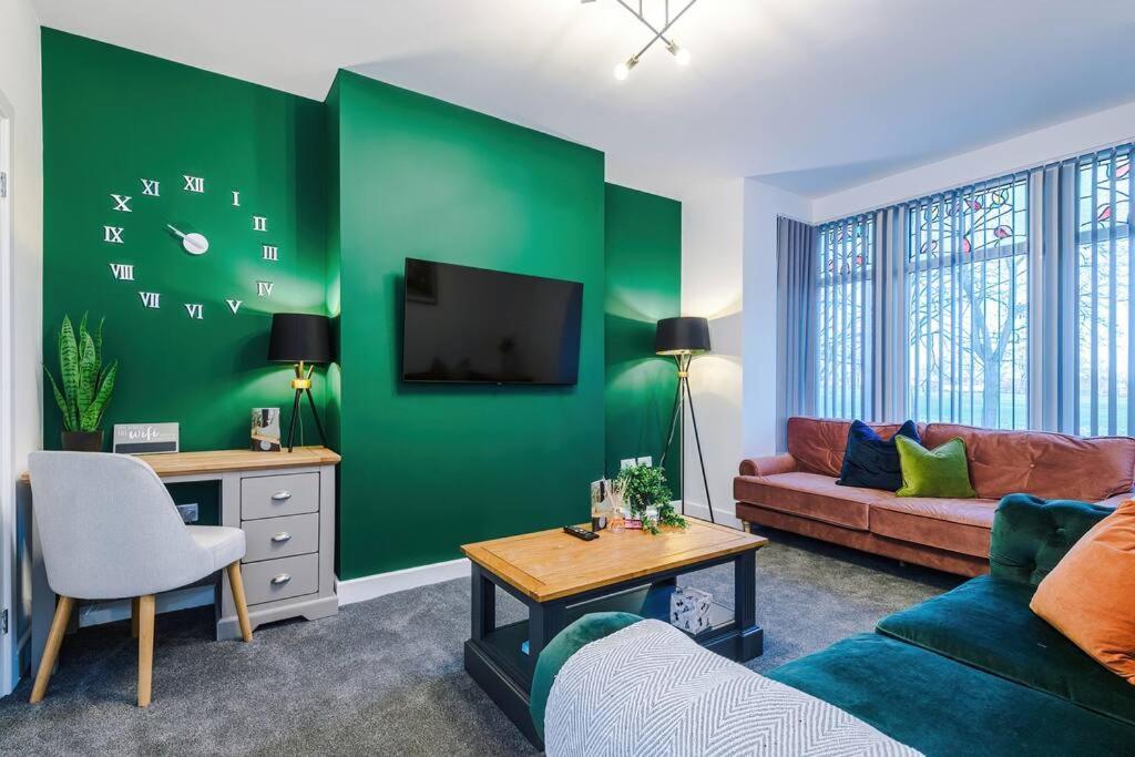 Beautiful Bradford Sleeps 10 With Parking By Purestay Short Holiday home *