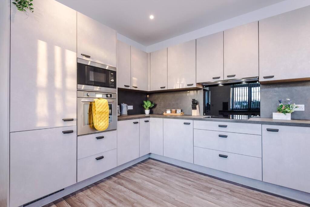 Beautiful Bradford Sleeps 10 With Parking By Purestay Short Holiday home Bradford (West Yorkshire)