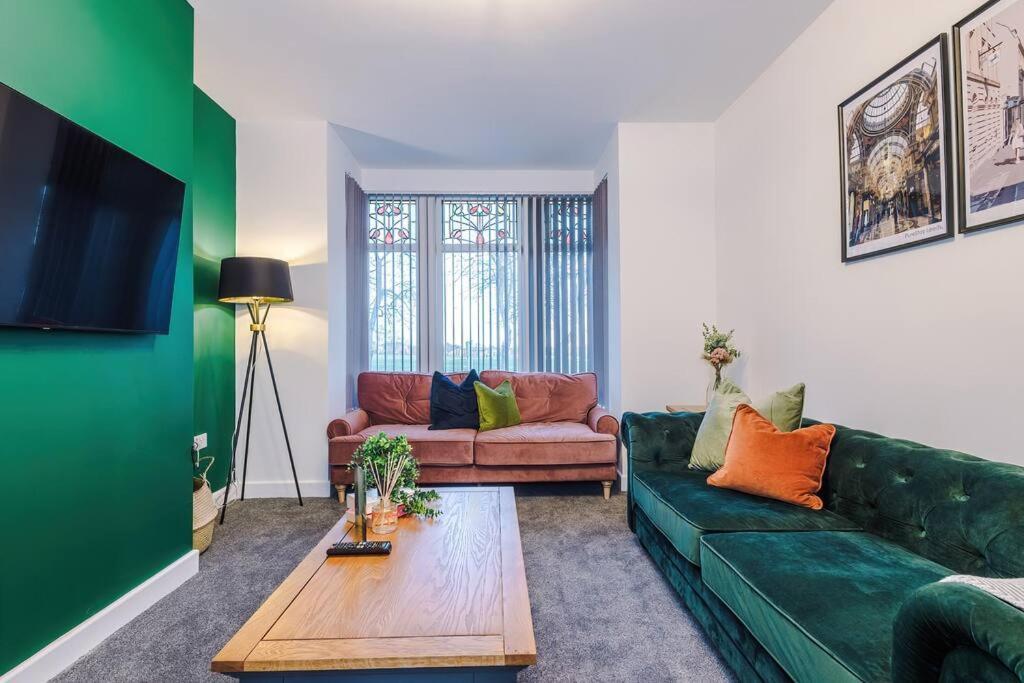 Holiday home Beautiful Bradford Sleeps 10 With Parking By Purestay Short *