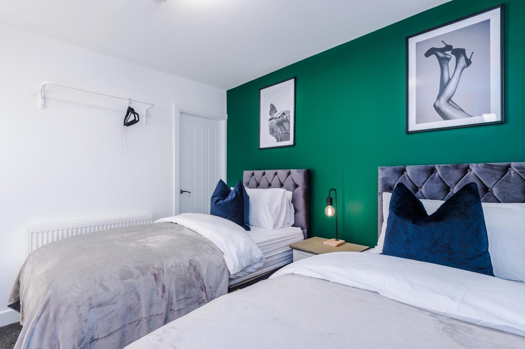Beautiful Bradford Sleeps 10 With Parking By Purestay Short