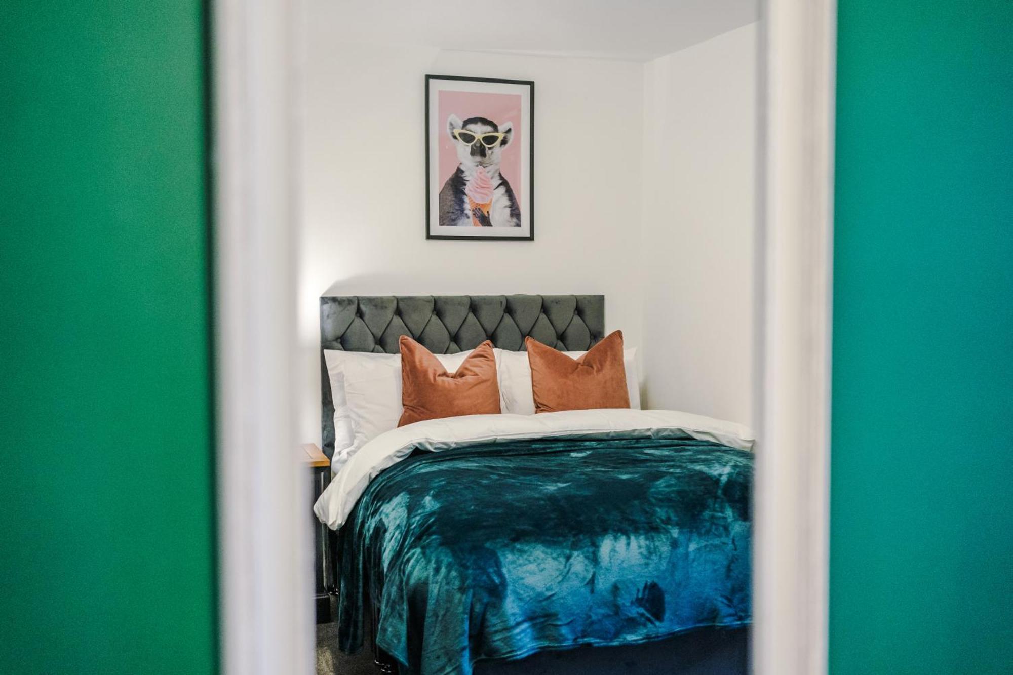 Beautiful Bradford Sleeps 10 With Parking By Purestay Short Holiday home Bradford (West Yorkshire)