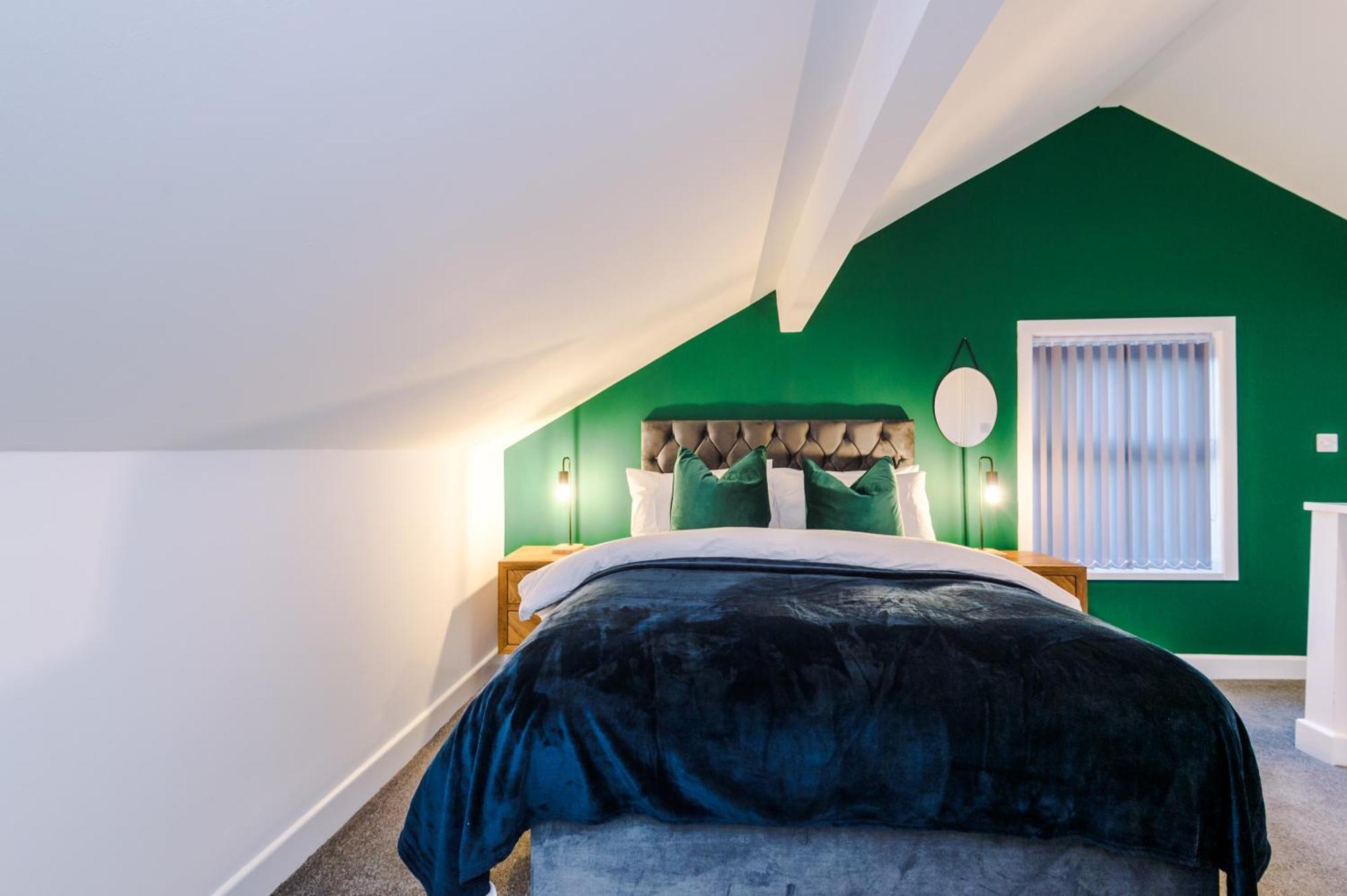 Beautiful Bradford Sleeps 10 With Parking By Purestay Short Holiday home Bradford (West Yorkshire)