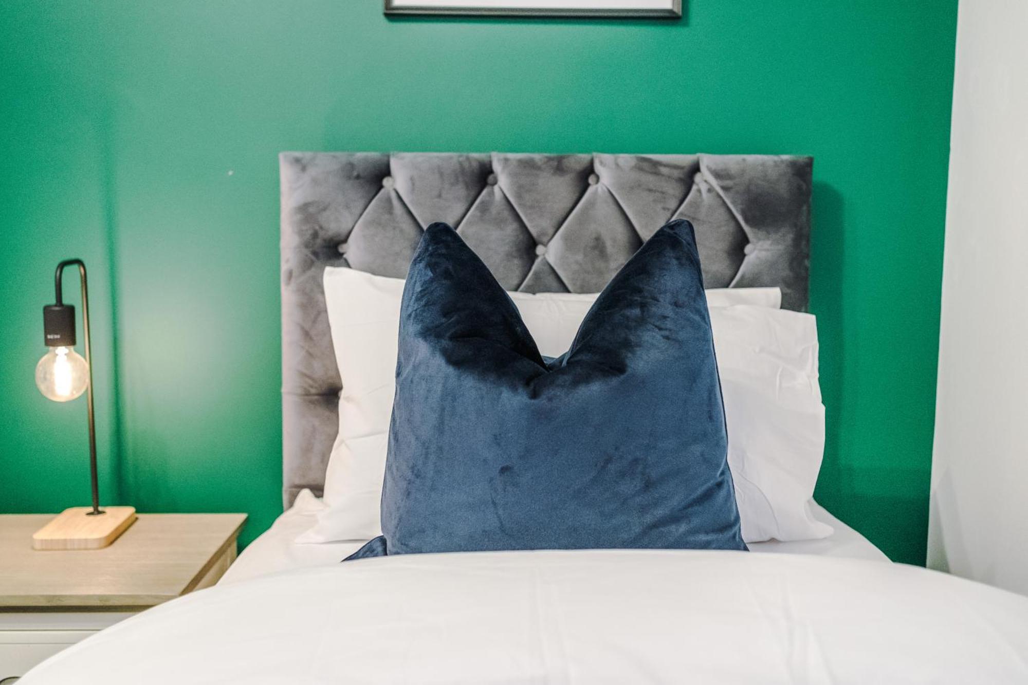 Beautiful Bradford Sleeps 10 With Parking By Purestay Short