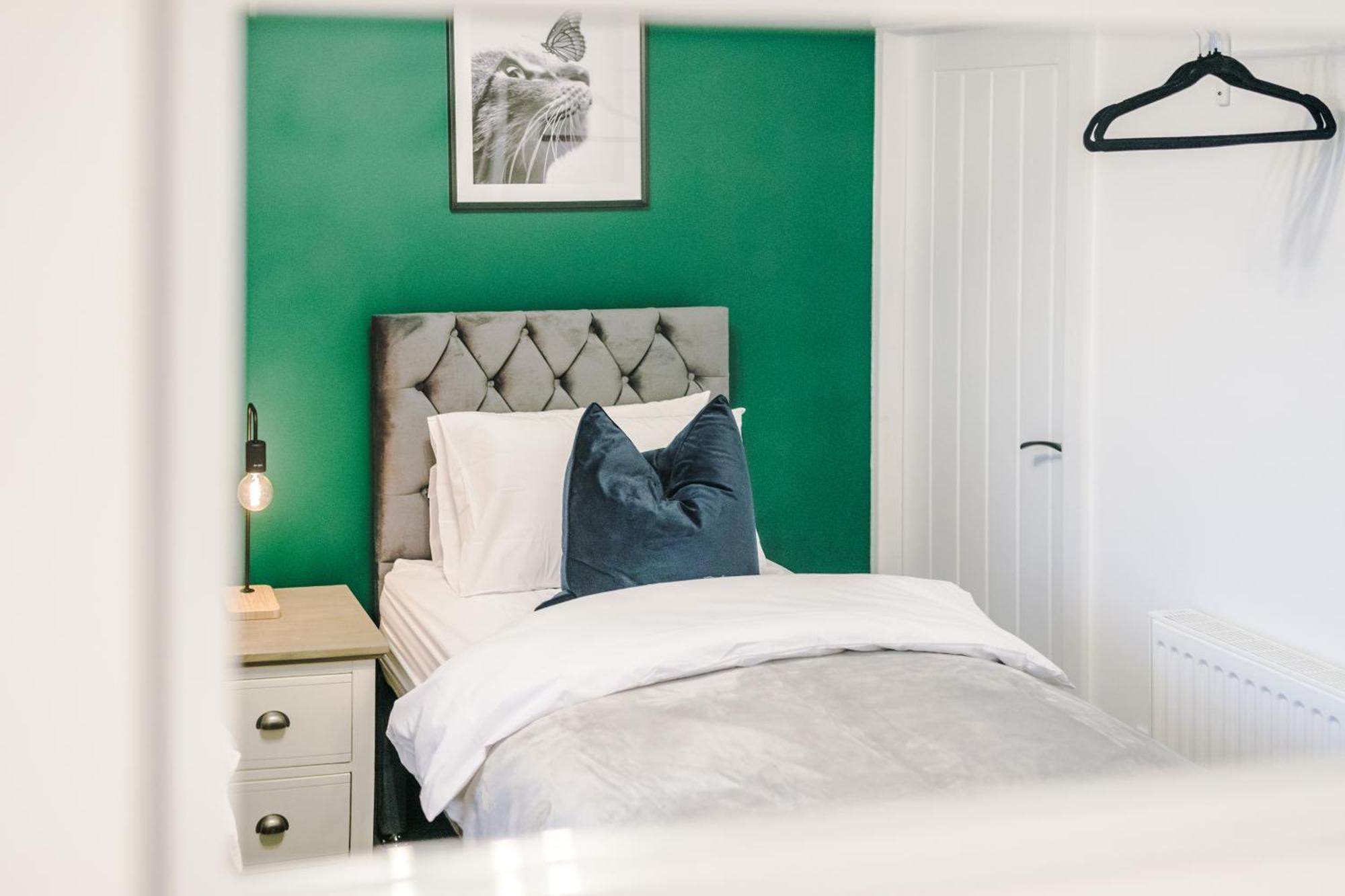Holiday home Beautiful Bradford Sleeps 10 With Parking By Purestay Short