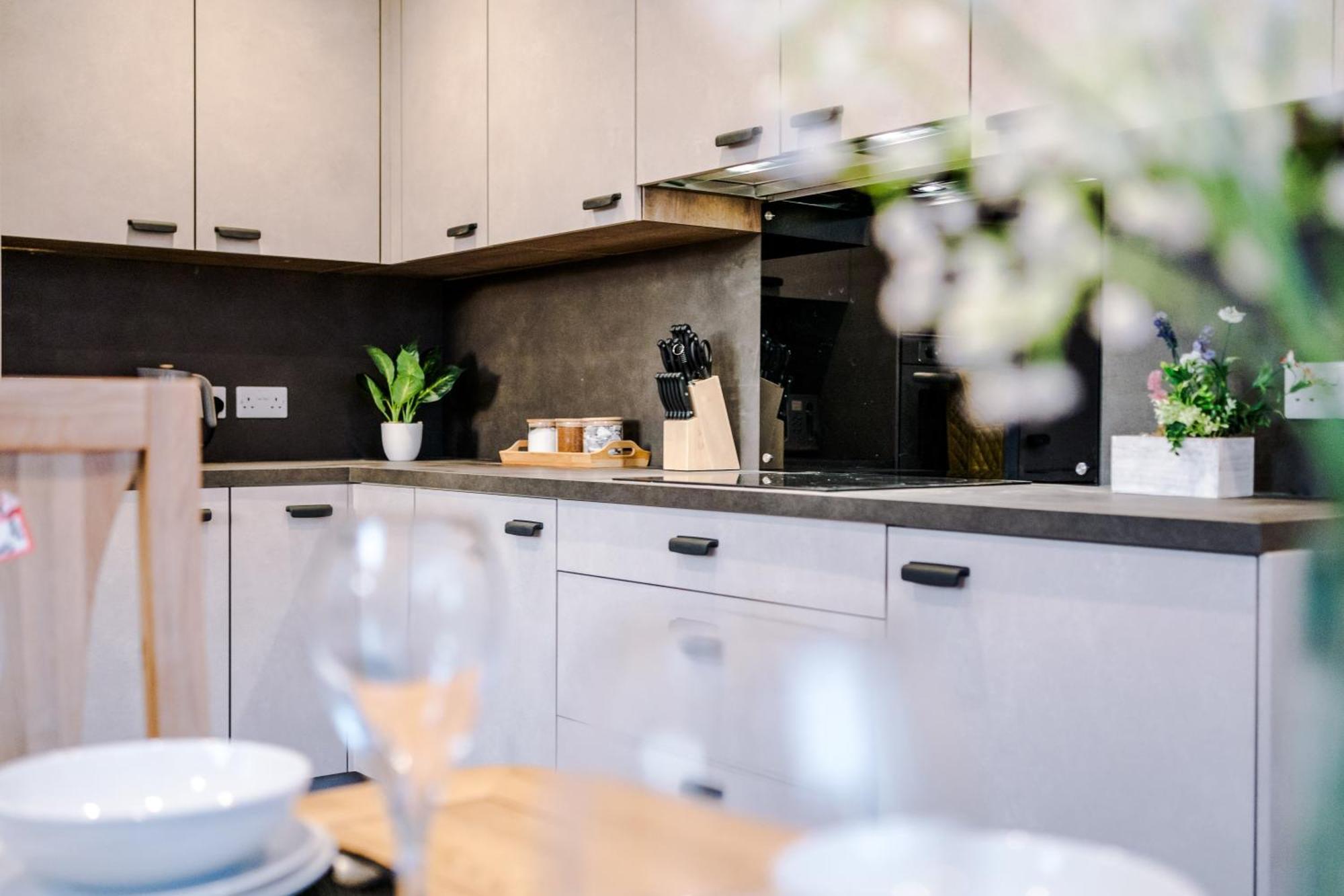 Holiday home Beautiful Bradford Sleeps 10 With Parking By Purestay Short *