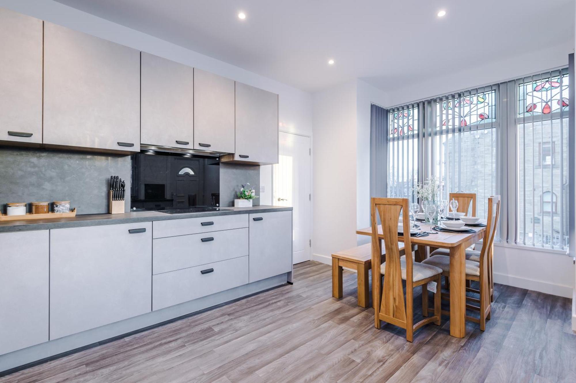 Beautiful Bradford Sleeps 10 With Parking By Purestay Short * Bradford (West Yorkshire)