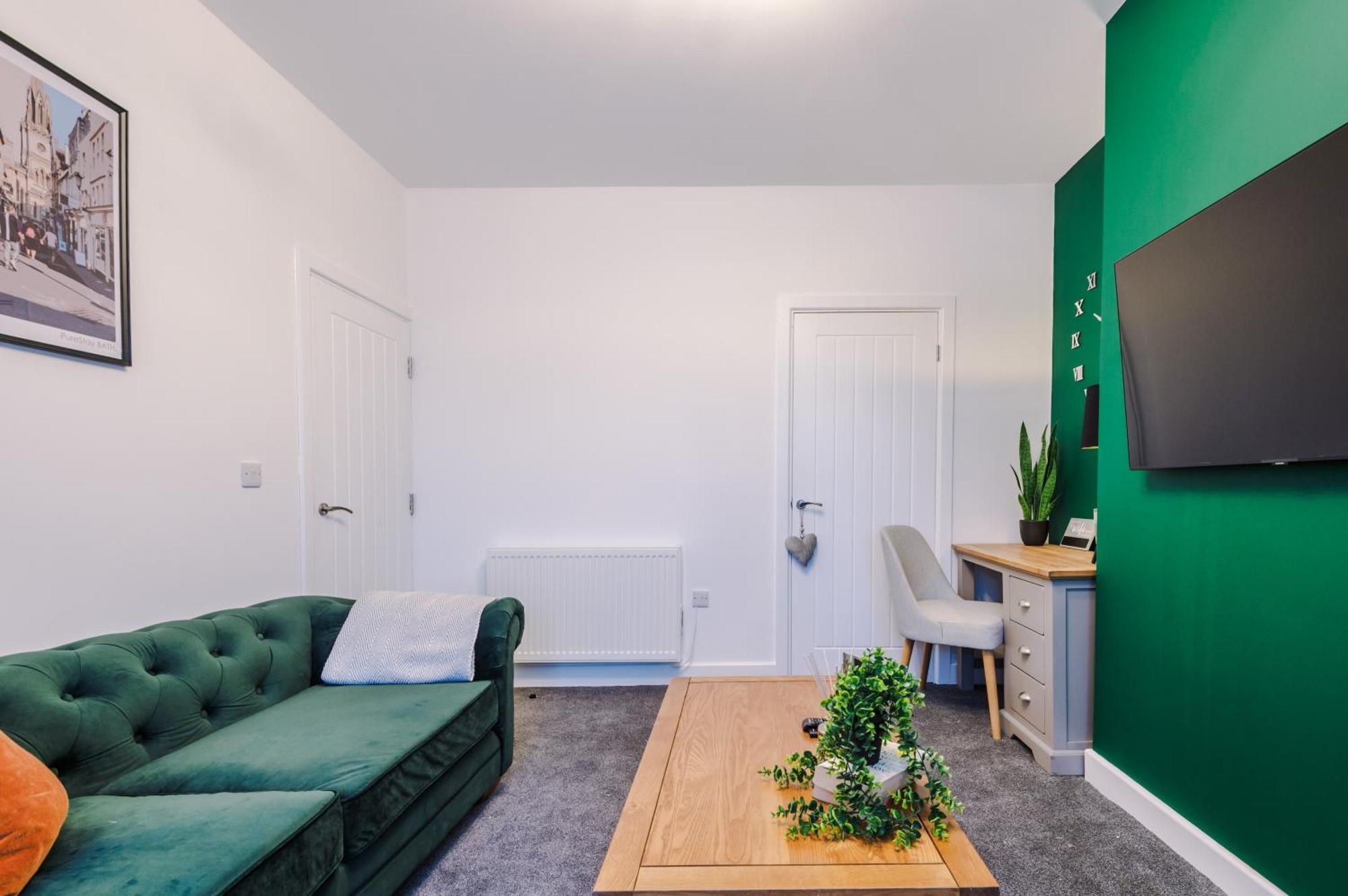 Holiday home Beautiful Bradford Sleeps 10 With Parking By Purestay Short