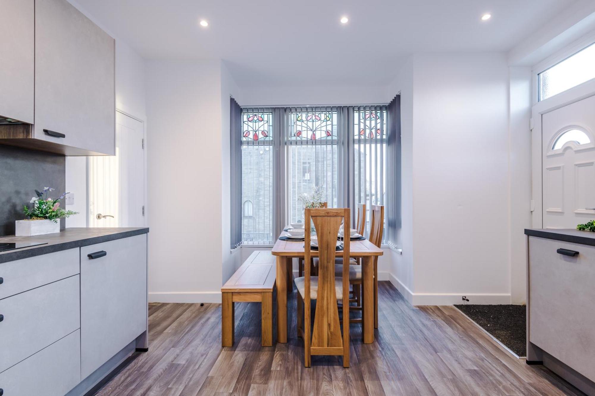 Beautiful Bradford Sleeps 10 With Parking By Purestay Short Holiday home Bradford (West Yorkshire)