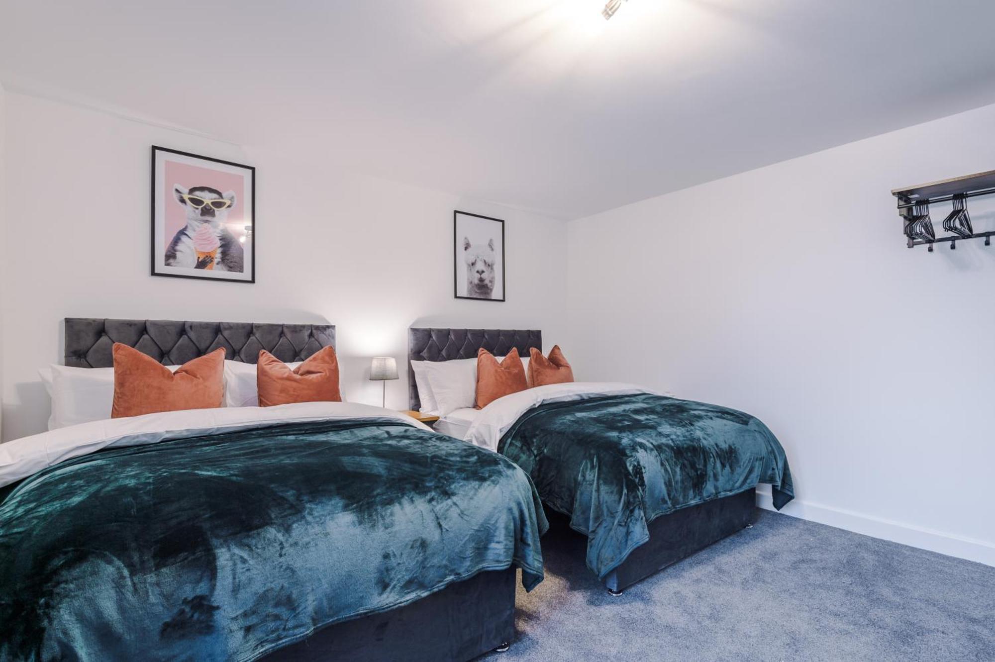 Holiday home Beautiful Bradford Sleeps 10 With Parking By Purestay Short