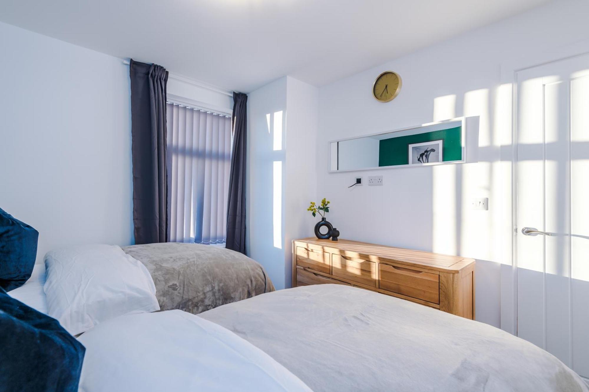 Beautiful Bradford Sleeps 10 With Parking By Purestay Short *