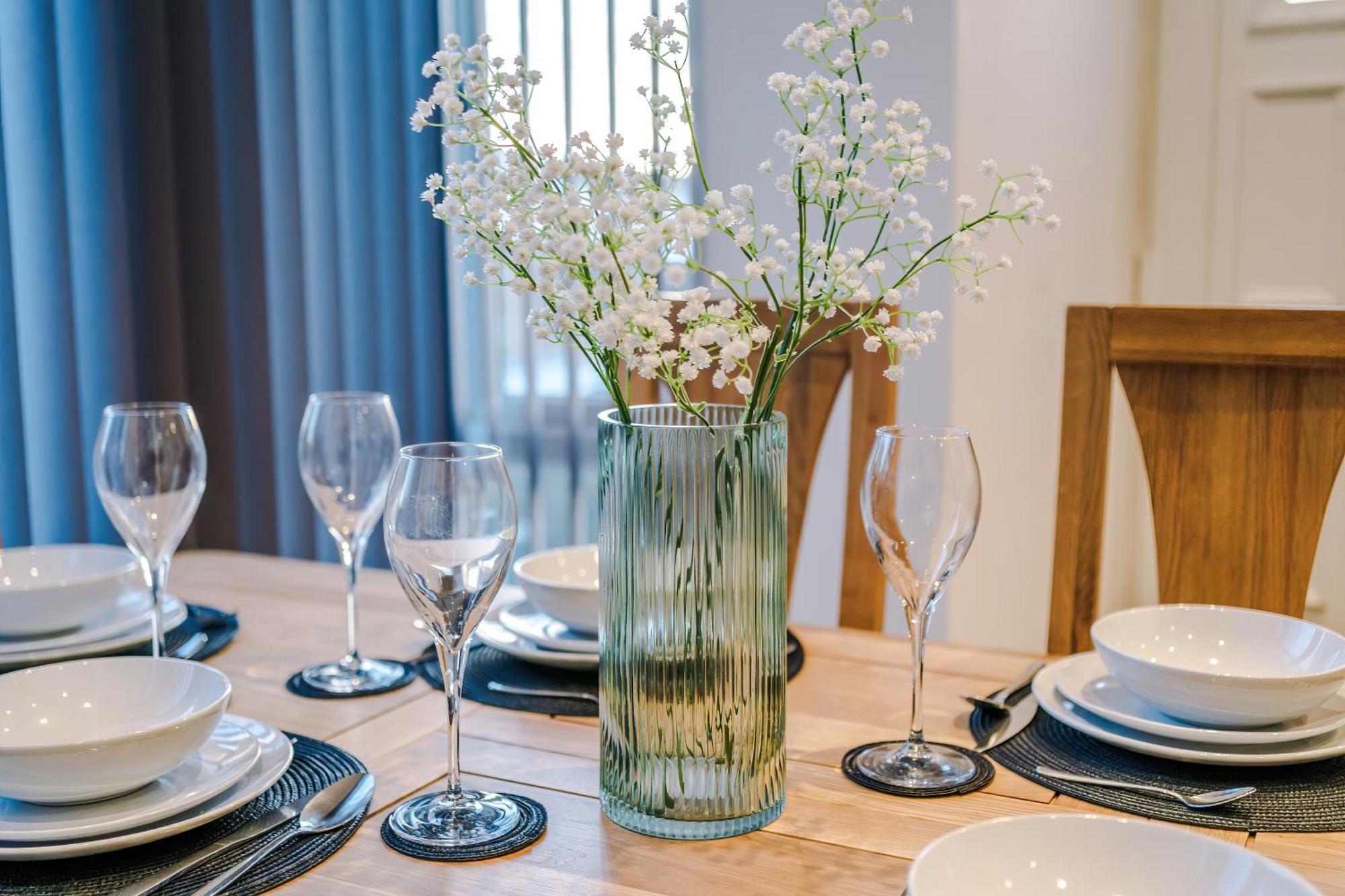 Beautiful Bradford Sleeps 10 With Parking By Purestay Short