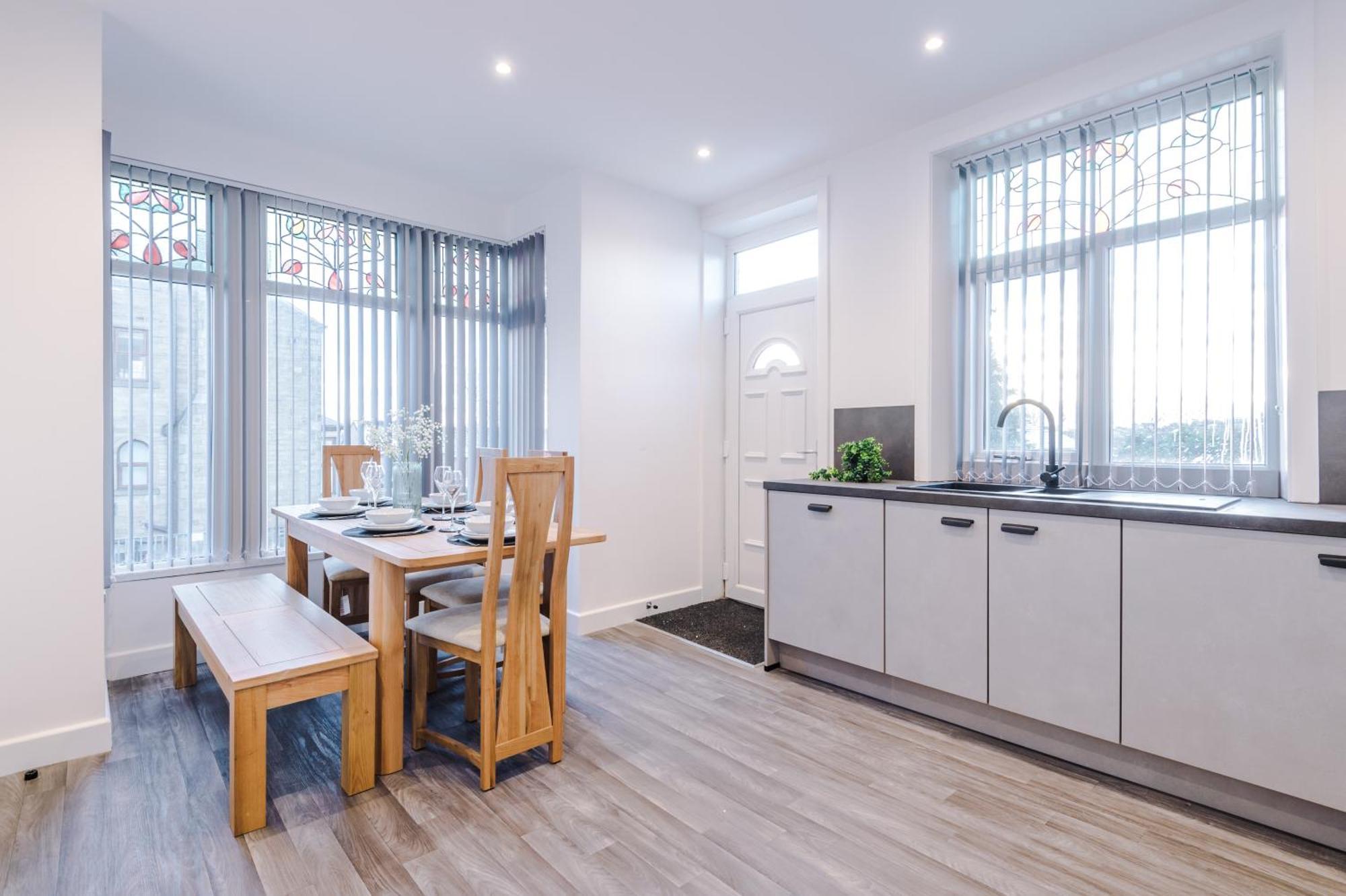 Beautiful Bradford Sleeps 10 With Parking By Purestay Short Holiday home Bradford (West Yorkshire)
