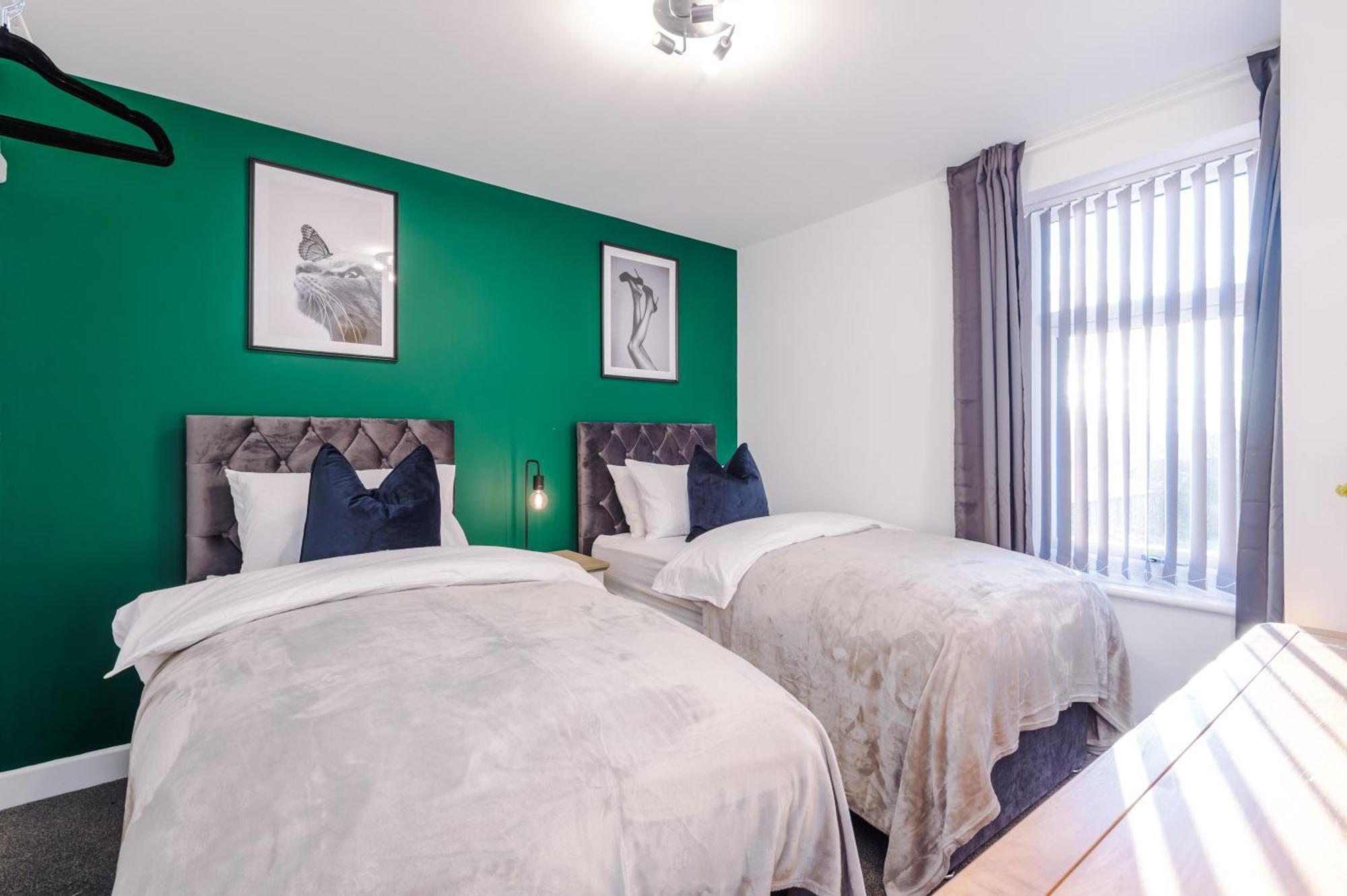 Beautiful Bradford Sleeps 10 With Parking By Purestay Short *