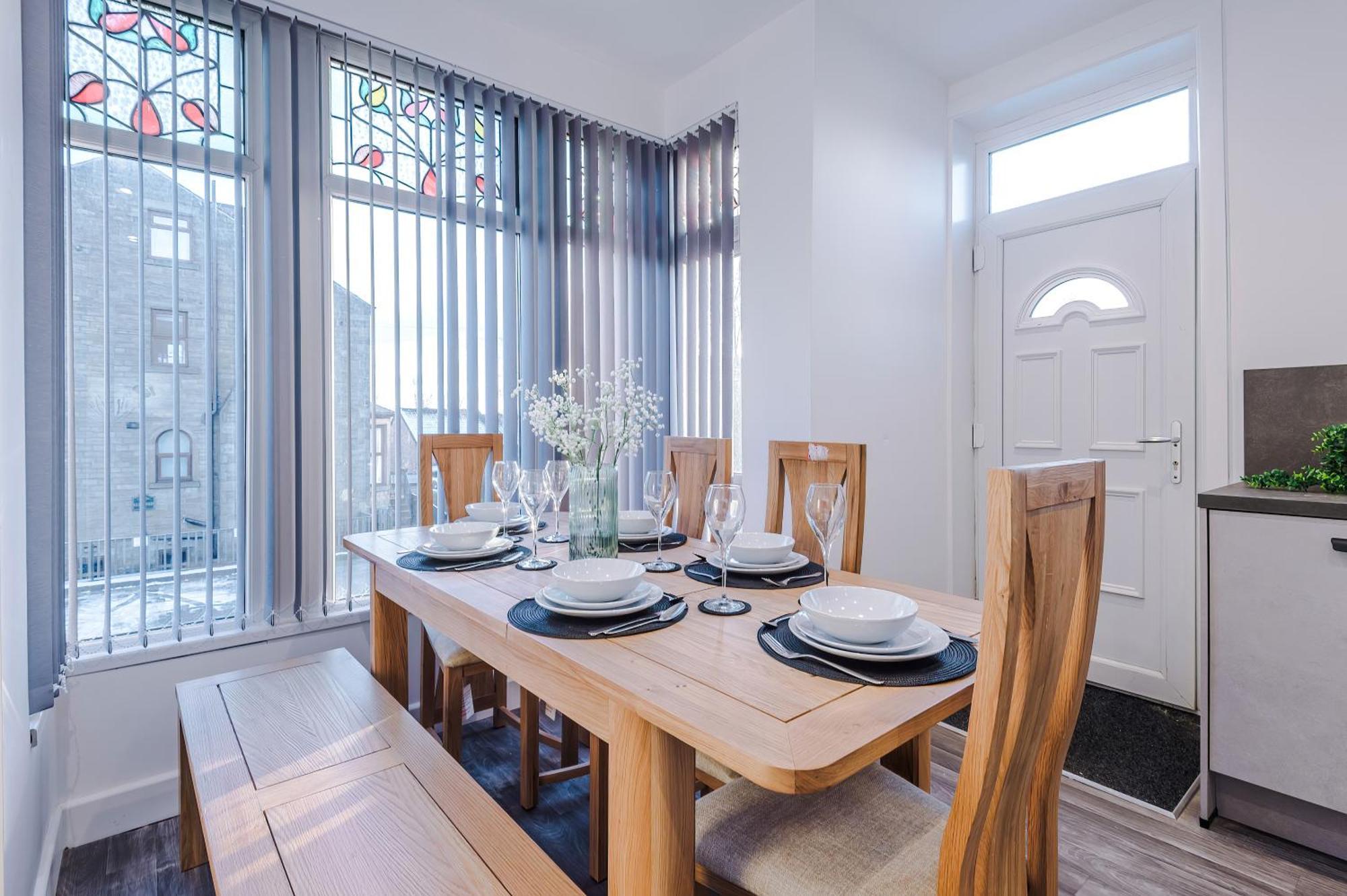 Holiday home Beautiful Bradford Sleeps 10 With Parking By Purestay Short