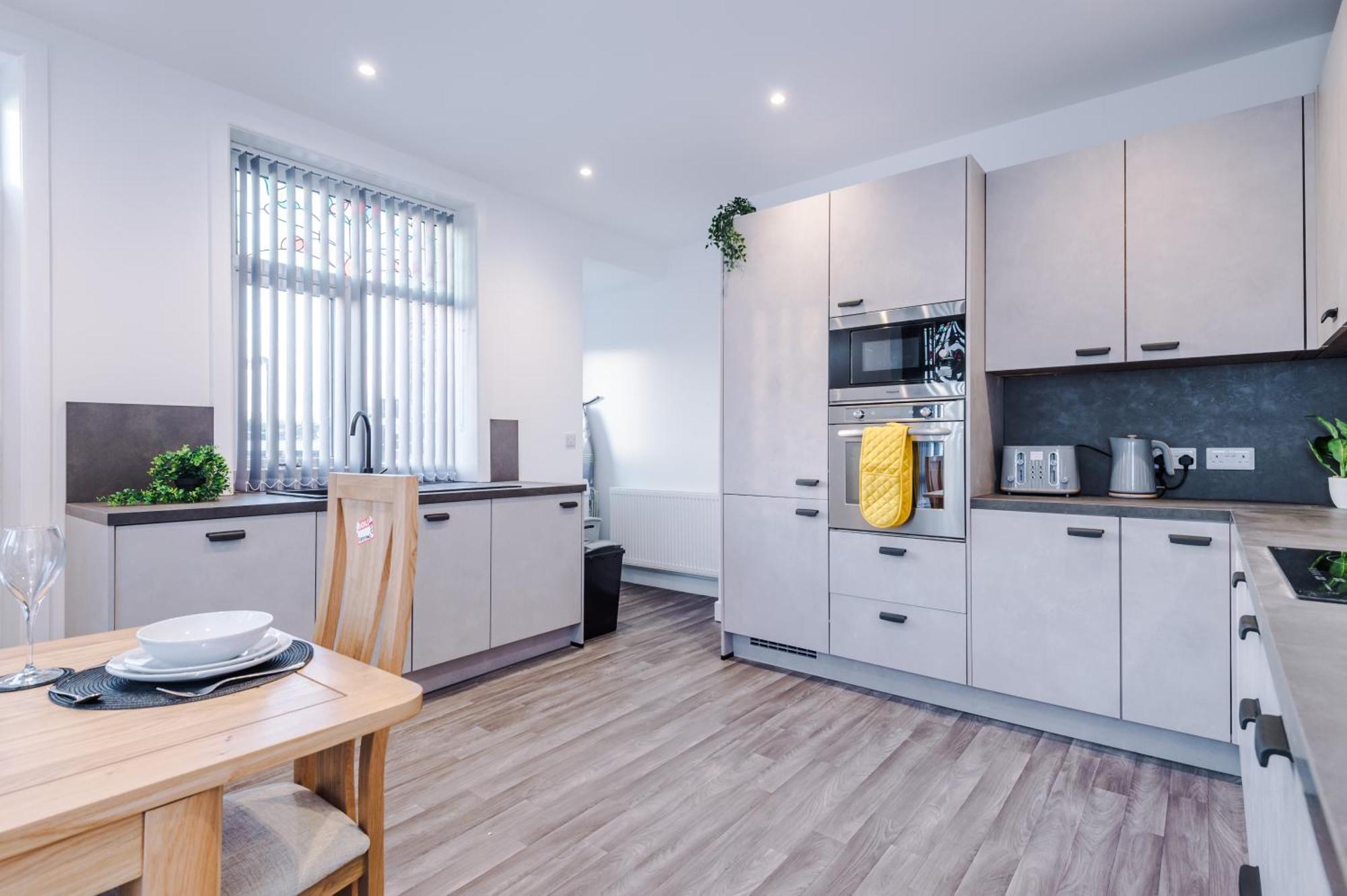 Beautiful Bradford Sleeps 10 With Parking By Purestay Short *