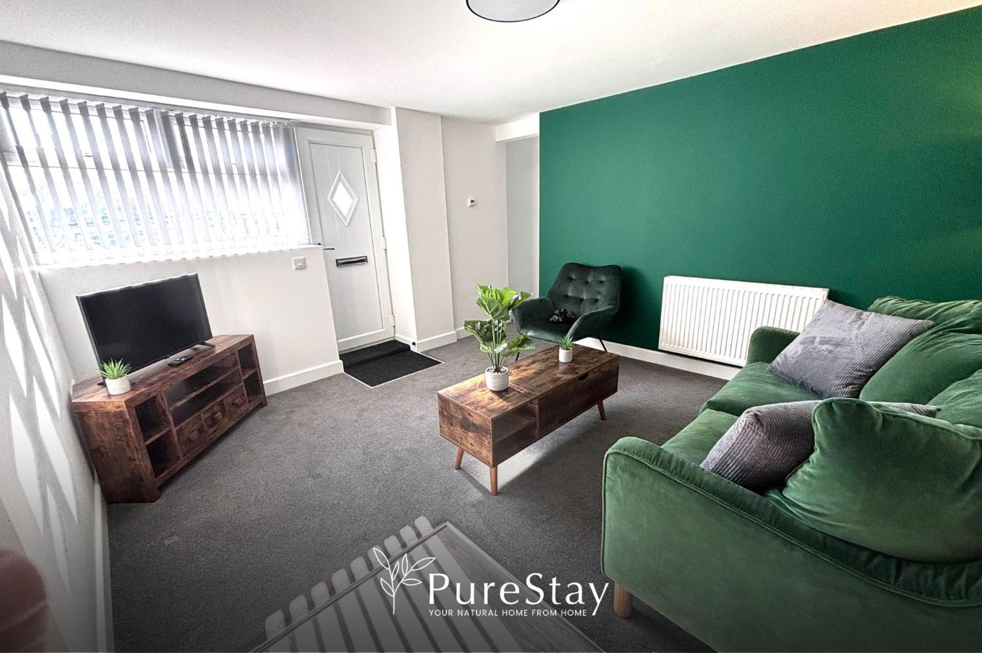 Beautiful Bradford Sleeps 10 With Parking By Purestay Short Holiday home Bradford (West Yorkshire)