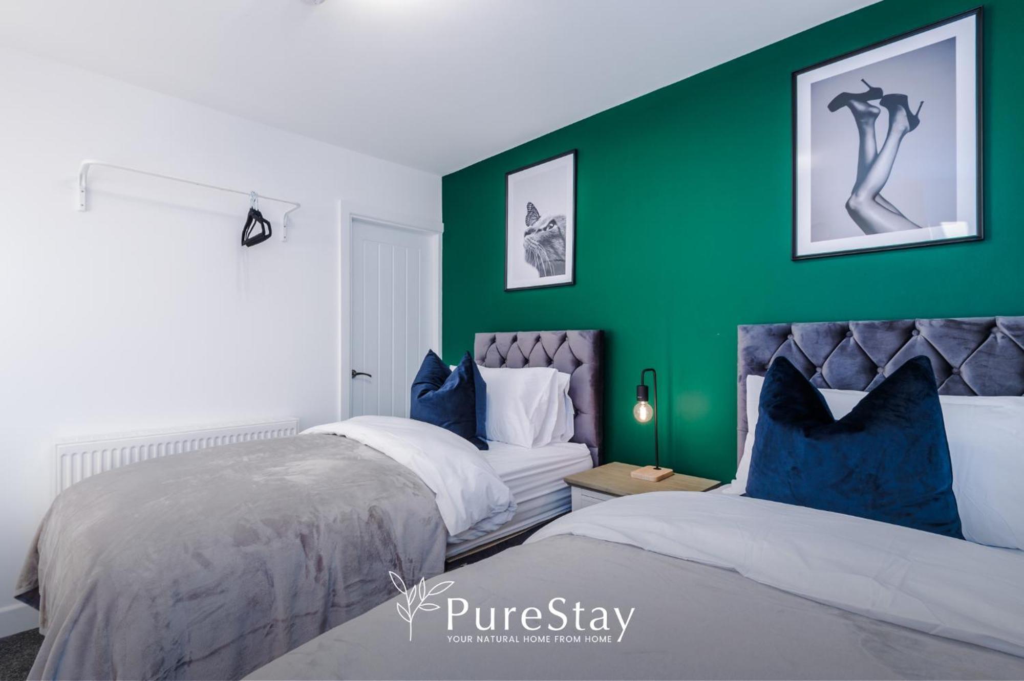 Beautiful Bradford Sleeps 10 With Parking By Purestay Short Holiday home Bradford (West Yorkshire)